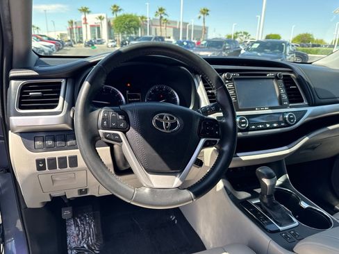 Used 2019 Toyota Highlander XLE FWD image 19
