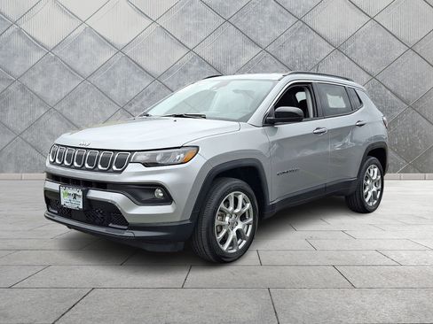 Used 2022 Jeep Compass Latitude image 3