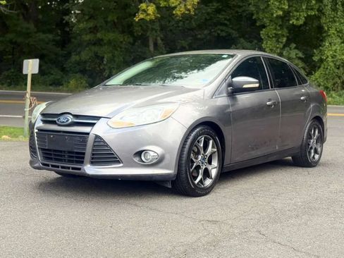 Used 2014 Ford Focus SE w/ Equipment Group 201A FWD image 3