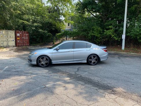 Used 2017 Honda Accord Sport image 9
