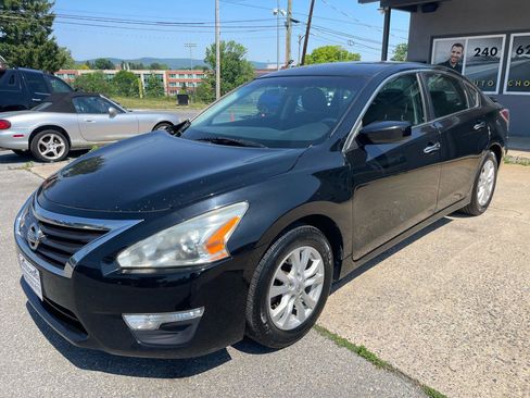 Used 2014 Nissan Altima 2.5 S w/ Sport Value Package FWD image 3