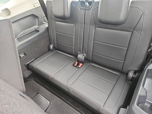 Used 2018 Volkswagen Tiguan SE w/ 3rd Row Seat Package image 36