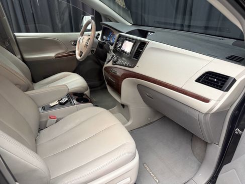 Used 2013 Toyota Sienna XLE image 24