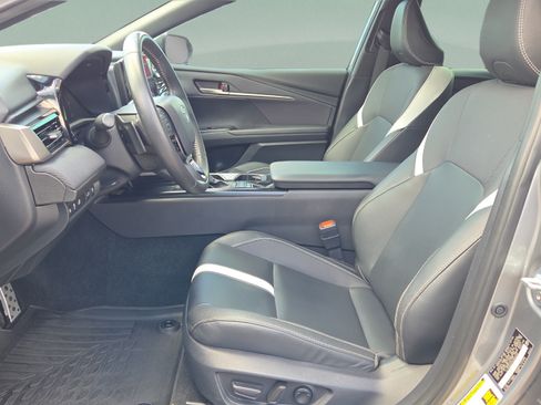 Used 2025 Toyota Camry SE FWD image 9