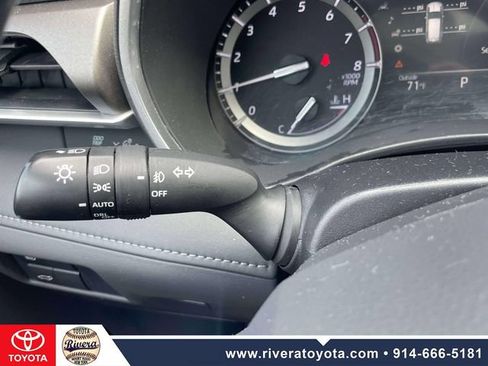 Used 2021 Toyota Highlander XLE AWD/4WD image 25