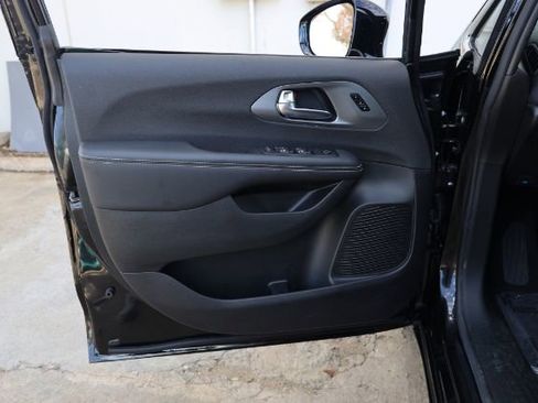 Used 2026 Chrysler Pacifica Select image 11