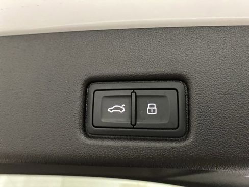 Used 2025 Audi Q5 Premium w/ Convenience Package image 8