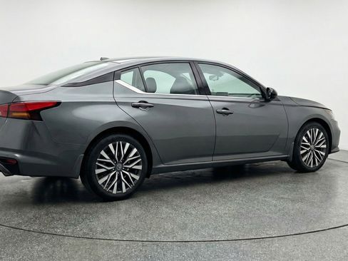 Used 2025 Nissan Altima 2.5 SV FWD image 9
