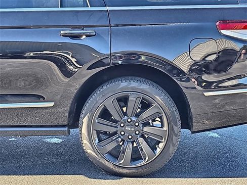 Used 2022 Lincoln Navigator Reserve image 12