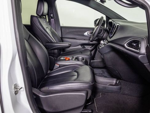 Used 2024 Chrysler Pacifica Limited FWD image 46