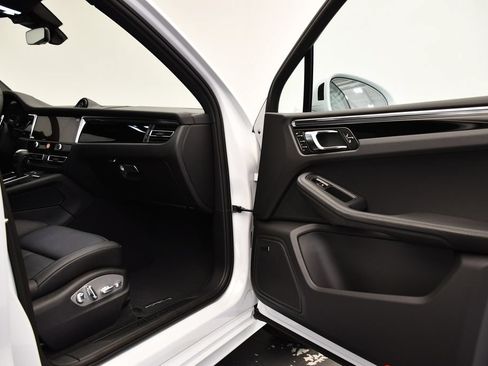 Certified 2025 Porsche Macan AWD/4WD image 49