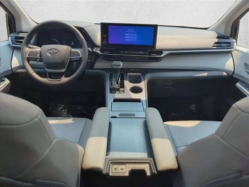 Certified 2026 Toyota Sienna XLE FWD image 25