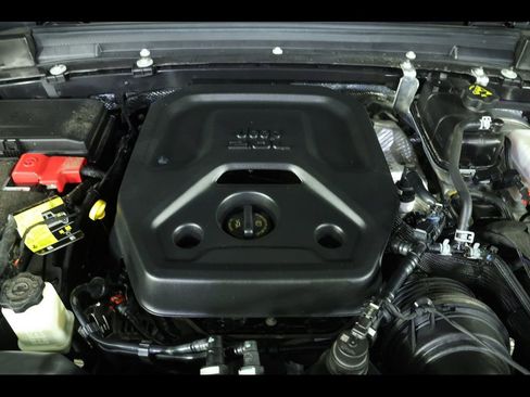 Used 2025 Jeep Wrangler Unlimited Sahara AWD/4WD image 16
