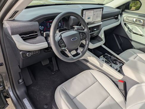New 2026 Ford Explorer Platinum image 14