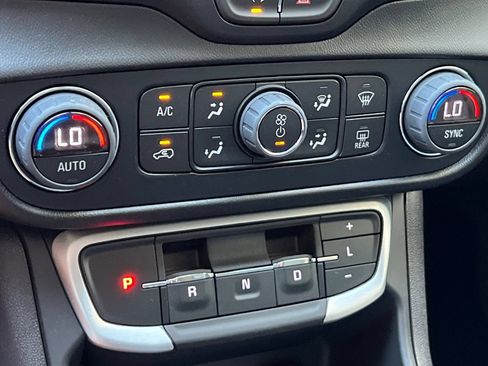 Used 2024 GMC Terrain SLT AWD/4WD image 27