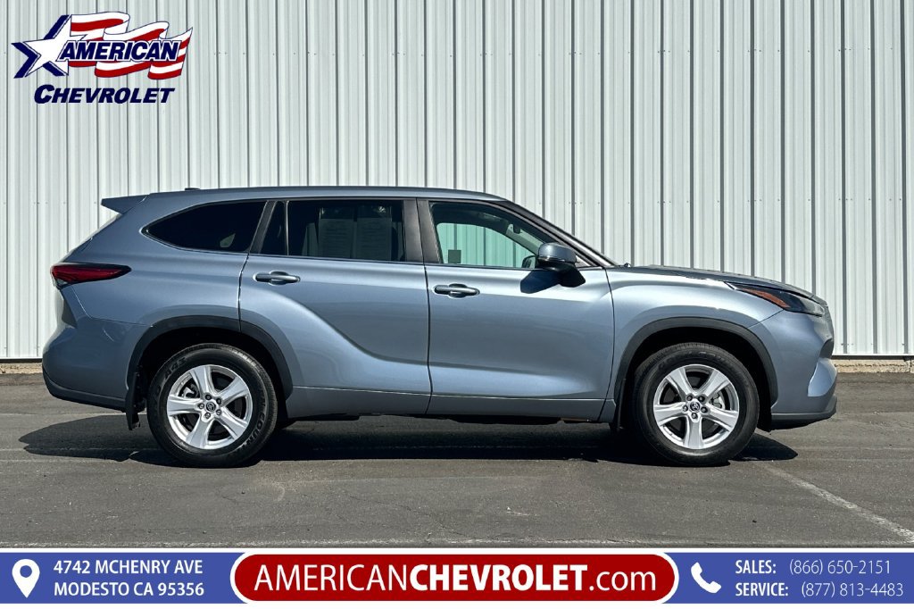 Used 2023 Toyota Highlander LE AWD/4WD image 3