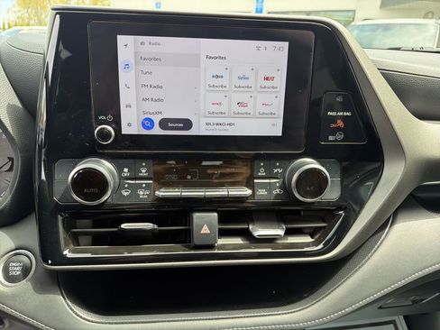 Used 2024 Toyota Highlander LE AWD/4WD image 31