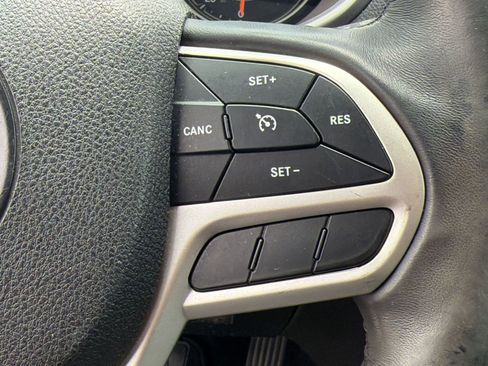 Used 2018 Jeep Cherokee Latitude Plus w/ Comfort/Convenience Group FWD image 23