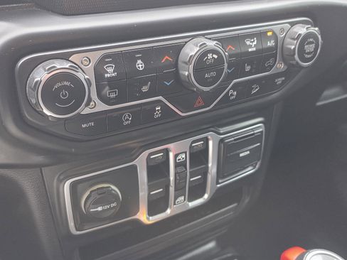 Used 2018 Jeep Wrangler Unlimited Sahara w/ Dual Top Group AWD/4WD image 17