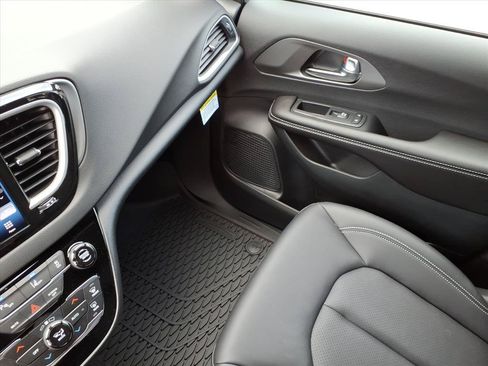 New 2027 Chrysler Pacifica LX FWD image 33