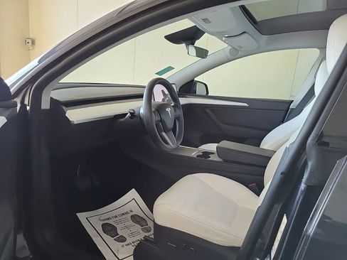 Used 2024 Tesla Model Y Long Range RWD image 2