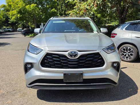 Used 2022 Toyota Highlander XLE AWD/4WD image 7