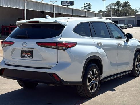 Certified 2023 Toyota Highlander XLE image 5