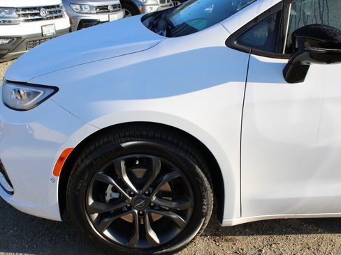 New 2026 Chrysler Pacifica Select image 7