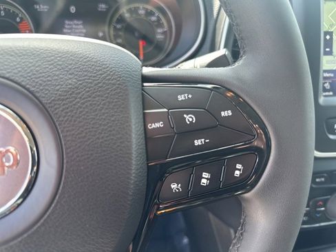 Used 2023 Jeep Cherokee Altitude Lux image 17