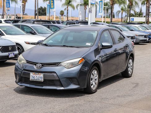 Used 2015 Toyota Corolla LE FWD image 3