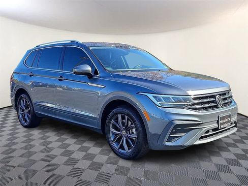 Used 2022 Volkswagen Tiguan SE w/ Panoramic Sunroof Package image 3
