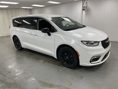 Used 2024 Chrysler Pacifica Touring-L image 8