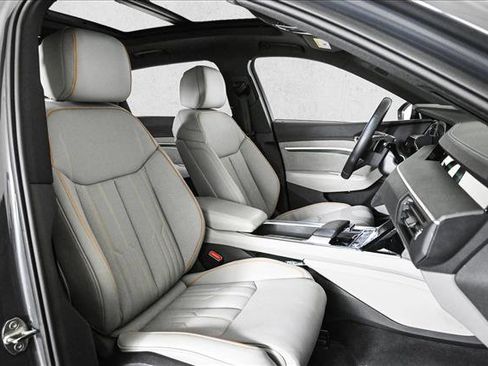 Certified 2024 Audi Q8 e-tron Prestige image 22