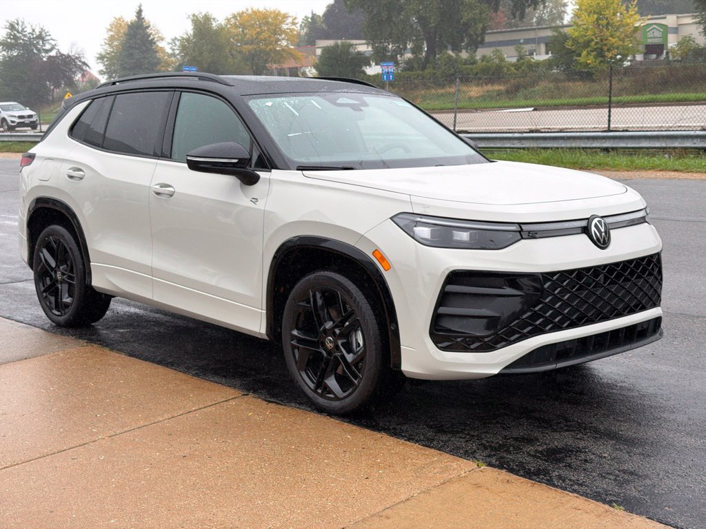 New 2026 Volkswagen Tiguan SE R-Line AWD/4WD image 2