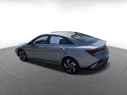 Used 2025 Hyundai Elantra Limited image 11