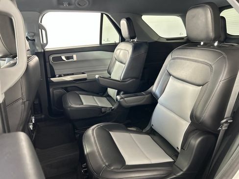 Used 2024 Ford Explorer XLT w/ Equipment Group 202A AWD/4WD image 34