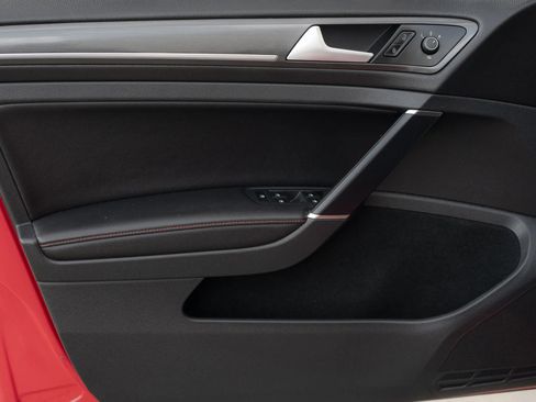 Used 2018 Volkswagen GTI SE image 28