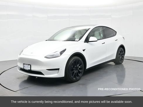 Used 2022 Tesla Model Y Long Range image 3