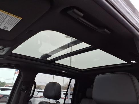 Used 2021 Chevrolet Suburban RST w/ Luxury Package image 13