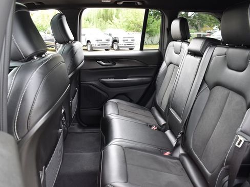 Used 2023 Jeep Grand Cherokee Laredo AWD/4WD image 25