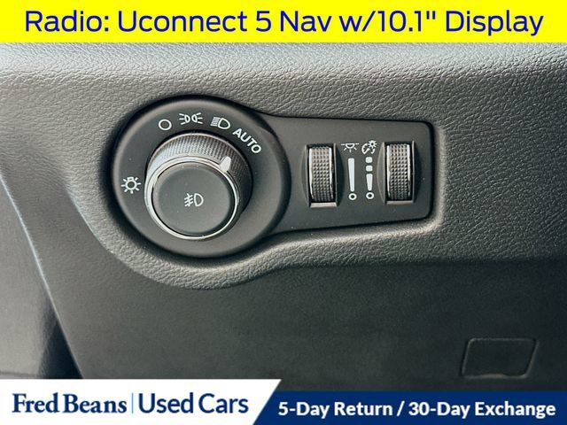 Used 2023 Chrysler Pacifica Limited w/ S Appearance Package FWD image 13