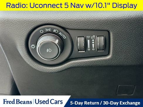 Used 2023 Chrysler Pacifica Limited w/ S Appearance Package FWD image 13