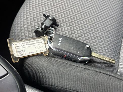 Used 2025 Kia Soul LX w/ LX Technology Package FWD image 21