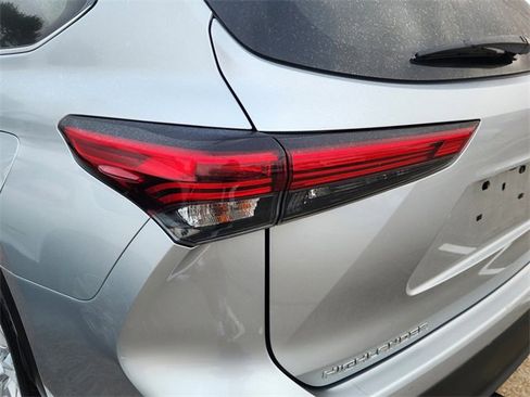 Used 2021 Toyota Highlander L image 7