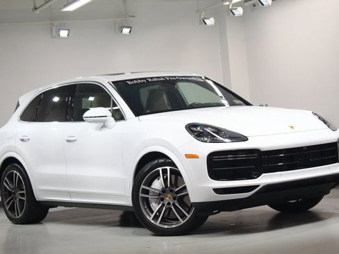 Used 2022 Porsche Cayenne Turbo image 2