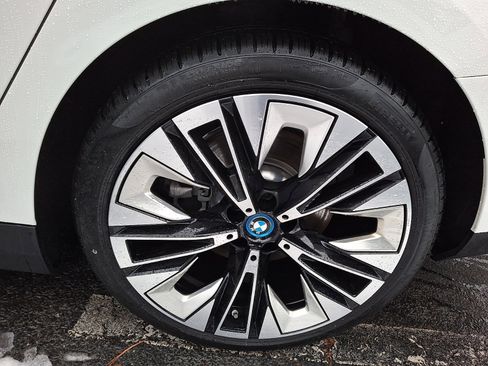 Used 2025 BMW i5 xDrive40 w/ Premium Package image 6