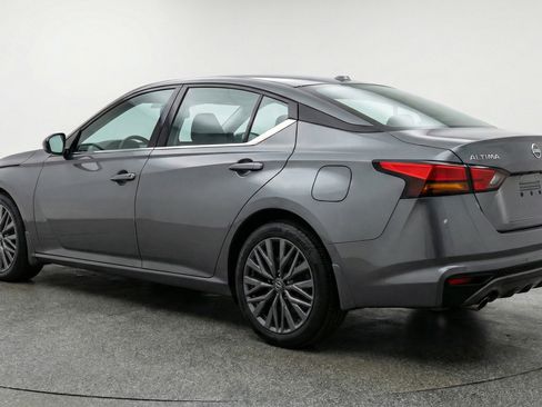 Used 2025 Nissan Altima 2.5 SV FWD image 6