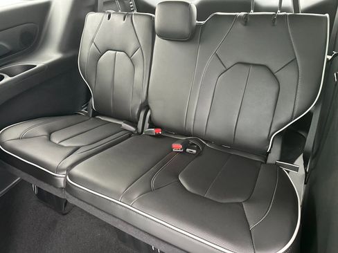 New 2026 Chrysler Pacifica Limited image 15