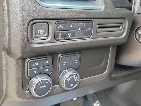 Used 2021 Chevrolet Tahoe Z71 w/ Luxury Package AWD/4WD image 27