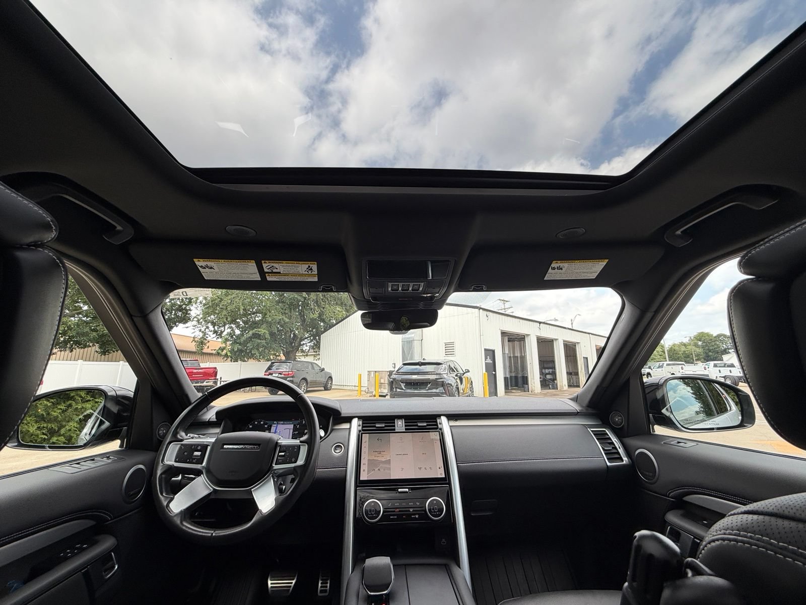 Used 2024 Land Rover Discovery Dynamic SE AWD/4WD image 27